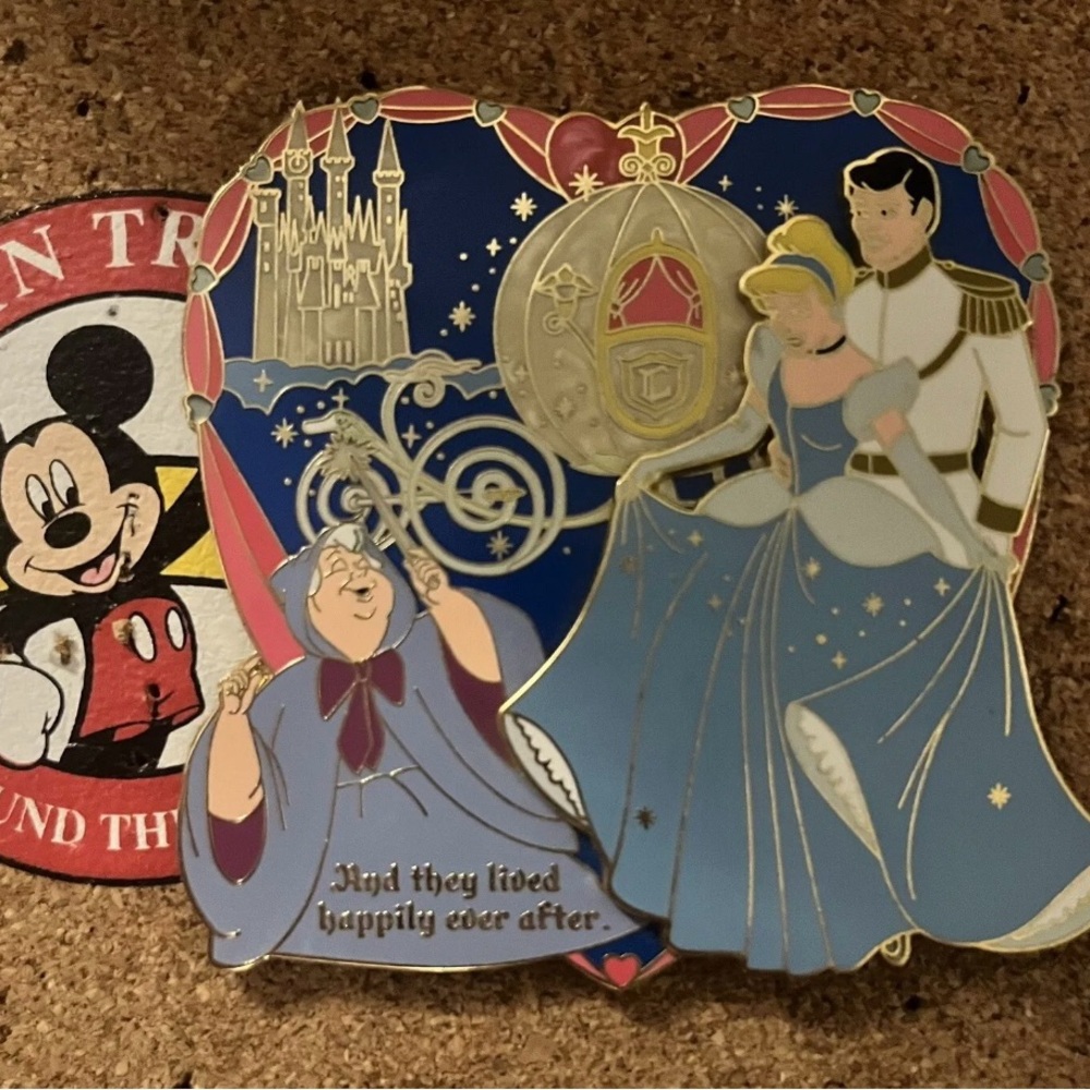 Collector’s Disney 3D Jumbo Pin Cinderella “And They Lived Happily Ever After” - Picture 2 of 4